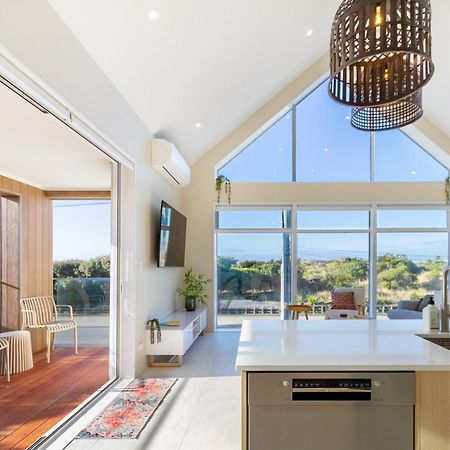 Luxury Beachside Living Elegant 3-Bedroom Haven Christchurch Exteriér fotografie