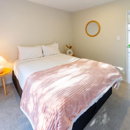 Luxury Beachside Living Elegant 3-Bedroom Haven Christchurch Exteriér fotografie