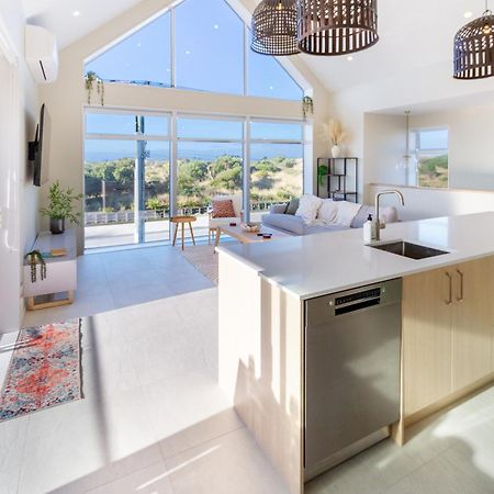Luxury Beachside Living Elegant 3-Bedroom Haven Christchurch Exteriér fotografie